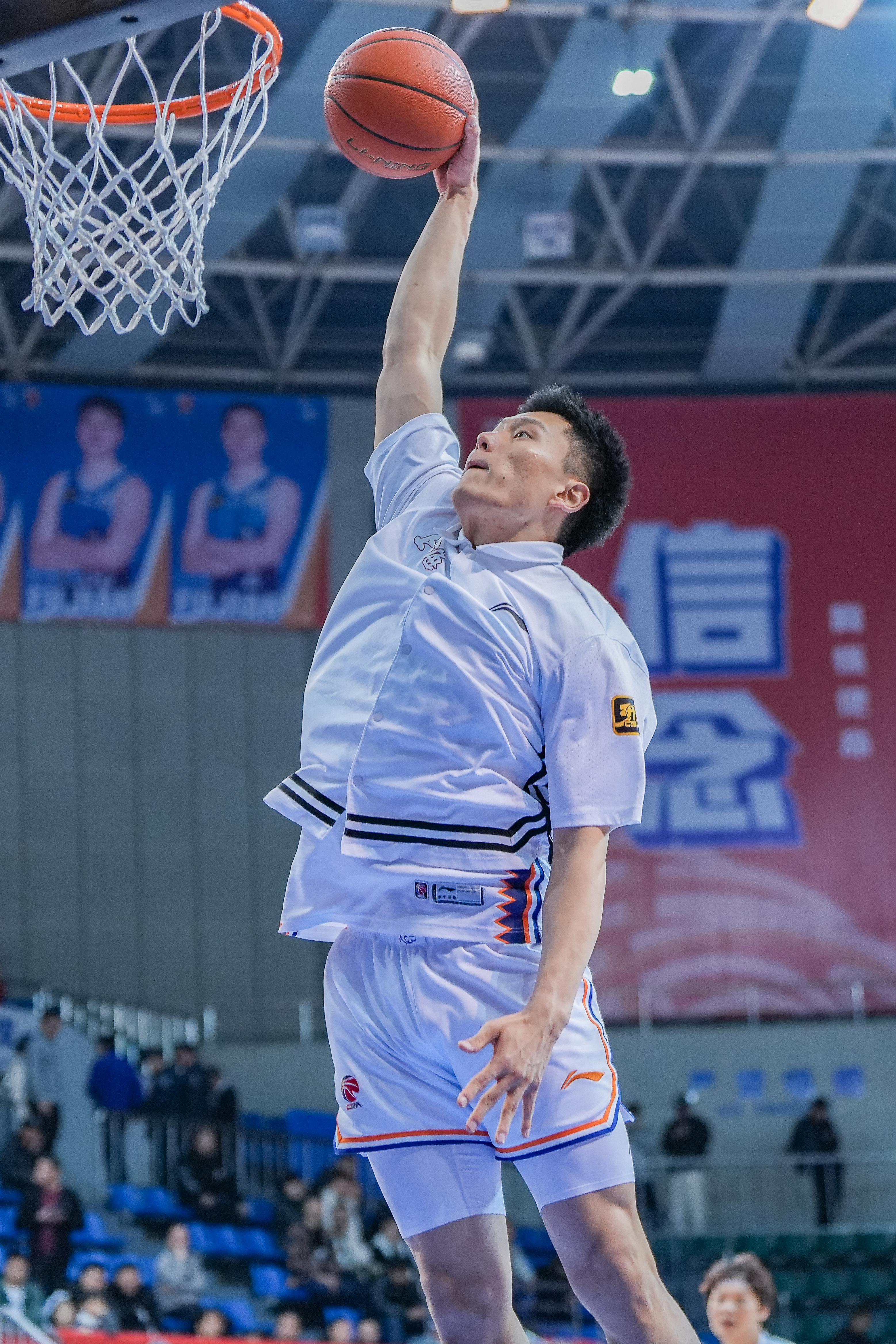 持續(xù)漲球！上海男籃“李花”組合—李弘權、李添榮