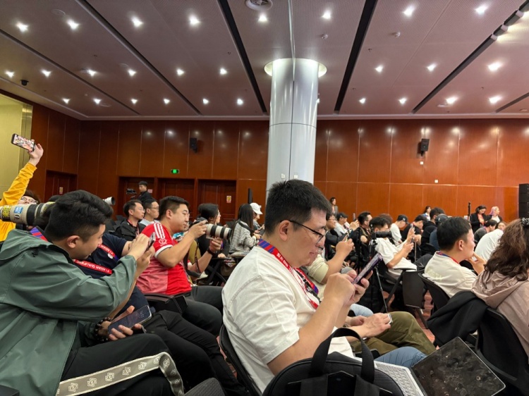 萬眾矚目！記者擠滿國足賽前新聞發(fā)布廳，賽場記者預(yù)計(jì)超300人